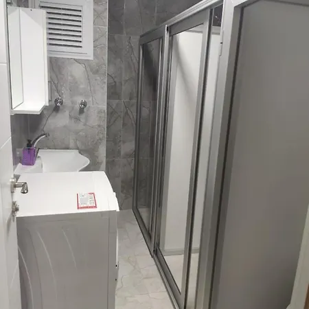 Hadrian And Apartmanhotel