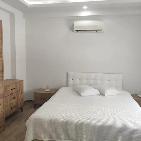 Hadrian And Apartmanhotel